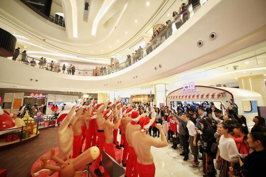 广州惊现八块腹肌的圣诞老人巡游