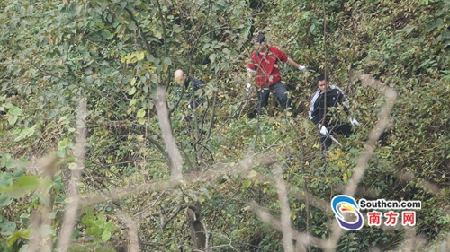 警方在始兴北山搜寻潘某过程。