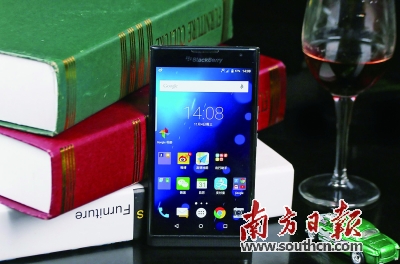 黑莓手机将变身“惠州制造”。南方日报记者 王昌辉 摄