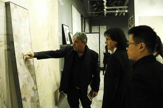 阿玛尼御用设计师 Antonio Lamonarca(左一)