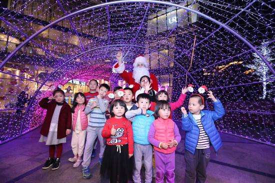 圣诞老人穿梭在天汇广场igc,为市民送祝福