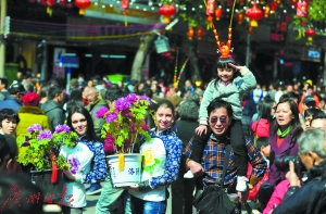 去年2月5日，越秀区迎春花市开市，市民逛花市。广州日报记者王燕 摄（资料图片）