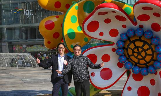 新鸿基发展(中国)有限公司南中国区总经理黎祥掀先生(左)及大田画廊创始人大田秀则先生(右)共同揭幕“盛开在广州的花” 雕塑作品