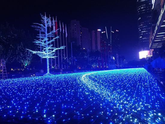 正佳北广场布置了百万灯盏“星海奇缘”