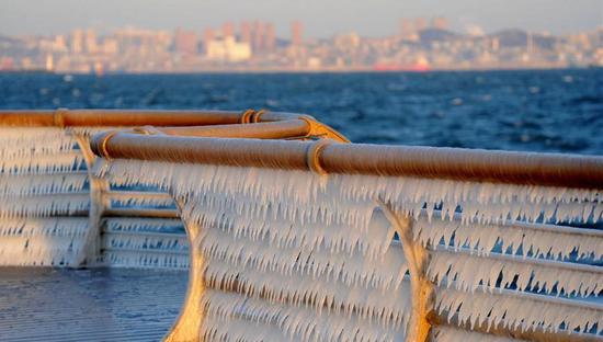 大连东港沿海护栏冰凌凝结