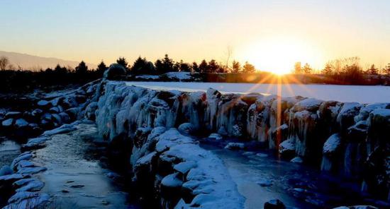 阳光下的冰瀑美景