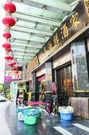 酒家门口,已经有篮筐装着碗碟等东西。 信息时报记者 陆明杰 摄