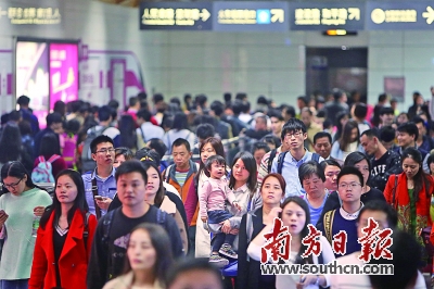 1月2日，深圳火车站东出站口旅客有序出站。南方日报记者 朱洪波 摄