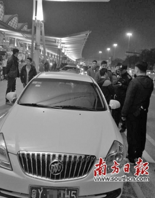 网约车新规实施后,执法人员在白云机场查获外地牌非法网约车。 南方日报记者 符超军 摄