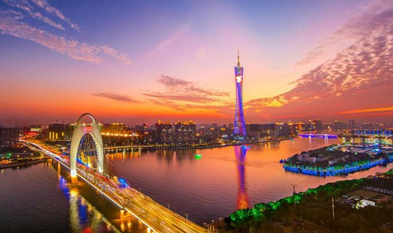 婀娜小蛮腰,在夜景下更妖娆了