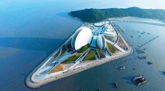 2016年12月31日,由北京市建筑设计研究院有限公司(BIAD)设计的,中国唯一建设在海岛上的歌剧院——珠海歌剧院迎来了竣工后的首演。(北京市建筑设计研究院有限公司供图)