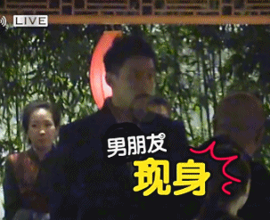 新浪娱乐讯 17年1月4日，李冰冰恋情被曝光，与男友同游三亚被拍，两人亲密无间当众亲吻。据悉男方许先生是安徽人，投资公司高管，比李冰冰小十几岁，与李冰冰家人也很熟悉。2015年，李冰冰也被拍到与这位许先生一起约会。