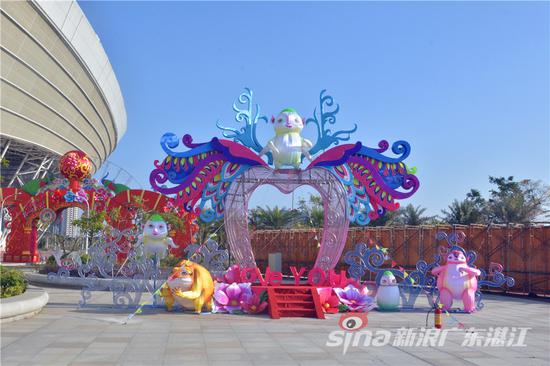 本届灯会将于2017年1月20日新春佳节之际在湛江奥体中心华丽绽放,2月16日结束,历时共28天。本届灯会将会是湛江传统文化的交流融合和全面展示,将传统新春民俗文化精华浓缩、荟萃于流光溢彩的花灯之上,不仅有盛世辉煌吉祥颂、蓝色湛江梦彩色梦、童真童趣乐无穷三个板块,更有众多主题的灯廊、灯柱、灯雕画廊等,将奥体中心打造成为灯彩的世界。