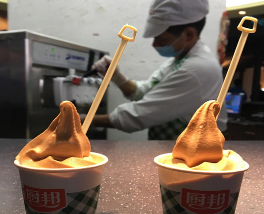 厨邦创造的国内首款酱油冰淇淋。