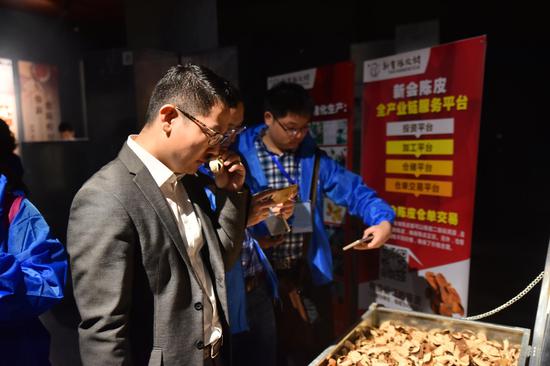 采访团参观报道陈皮村。