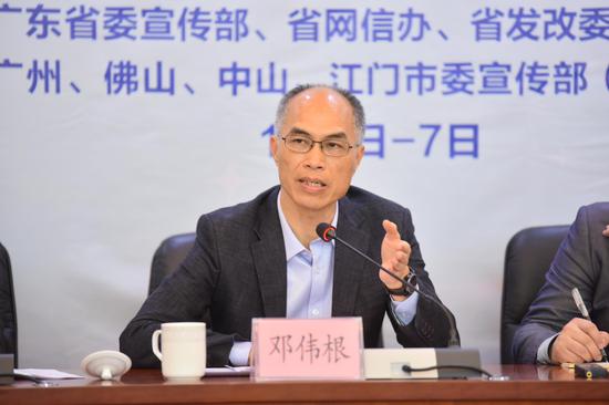 邓伟根市长接受媒体采访。