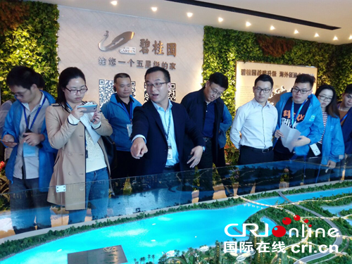 碧桂园集团品牌管理部总经理林伟营向采访团介绍森林城市。陈赞亮摄