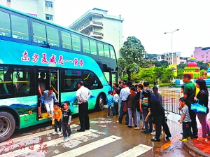 2014年刚开通时乘客要排队上车。