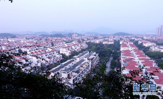 从8楼设计院的休闲阳台远眺碧桂园住宅群。新华网 崔凌云摄