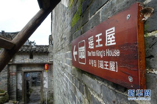 南岗古排村的民居。该村古建筑民居遍布山岗,古屋一律青砖砌墙,黑瓦盖顶,造型独特。