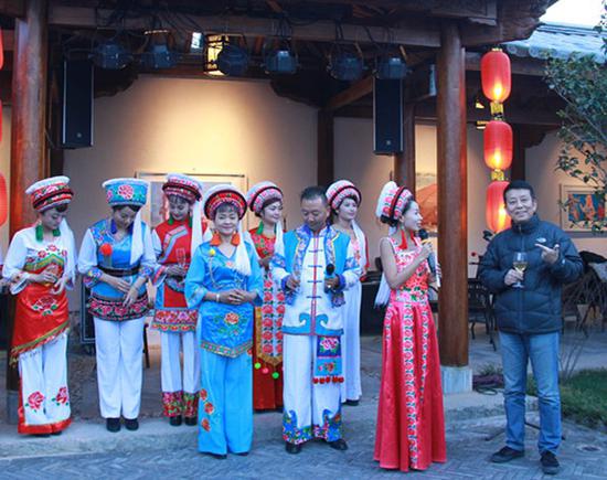 黄建新导演和大理金花交流互动