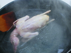 　　温馨提示  乳鸽先汆烫过，一来可辟除异味，二来可以缩短它在煎锅里的时间，因为乳鸽皮薄，在煎锅里的时间太长容易把皮弄破。