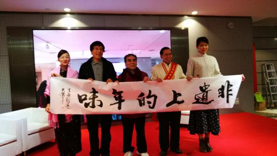 书法艺术家赵大伟为沙龙活动压轴题字