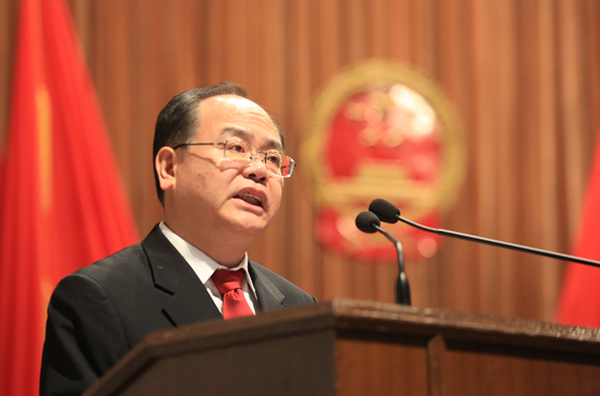 珠海市中级人民法院代理院长黄炯猛向大会做报告