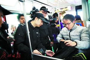 公安干警在公交车内检查身份证。广州日报记者邵权达 摄