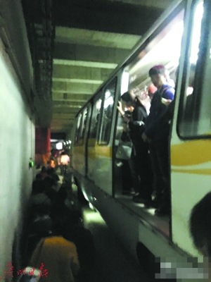 乘客们下车经隧道疏散。（网友供图）