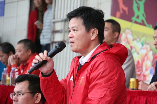 湛江首届迎春盈江杯足球比赛在霞山区体育场拉