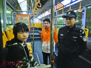 公交安全员与民警照看小浩