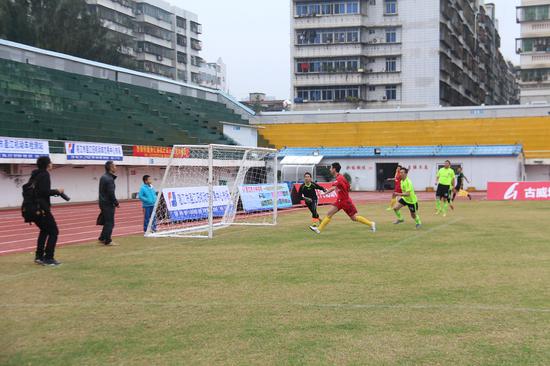 湛江首届迎春盈江杯足球比赛在霞山区体育场拉
