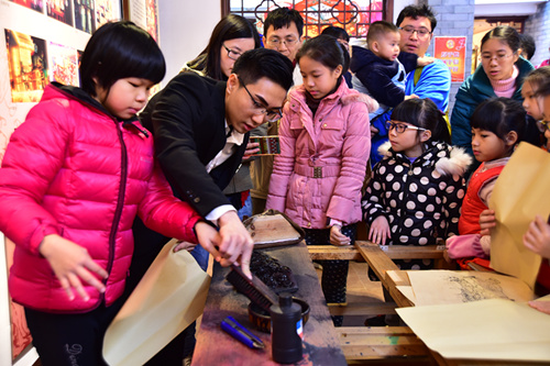 佛山木版年画展在北京正阳门亮相 展出126件作