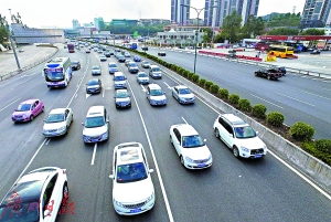 春运期间，广佛高速沙贝路段开启了繁忙模式。 广州日报记者苏俊杰 摄