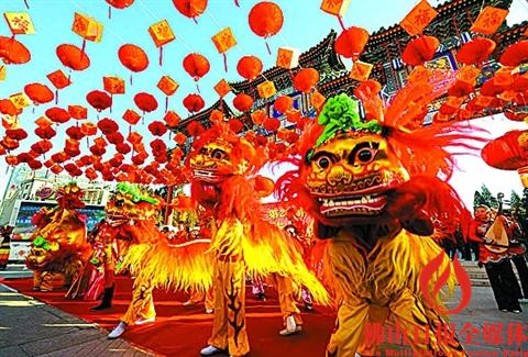 中原古城过年逛庙会。