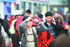 广州火车站，旅客们等候进站乘车。广州日报记者杨耀烨 摄