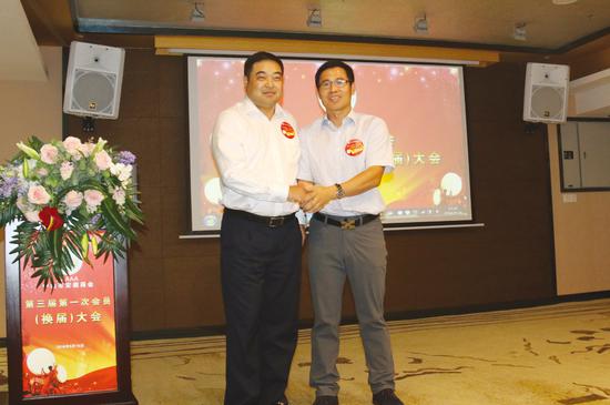 新一届会长桑成敬(左)与创会会长徐克伟(右)合影留念
