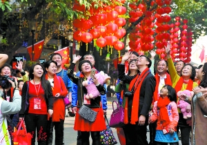 友好人家与花城人家一起逛花市（资料图片）。 广州日报记者黎旭阳 摄