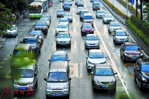 佛山成为全国第18个进入200万汽车城市。广州日报记者 张宇杰摄