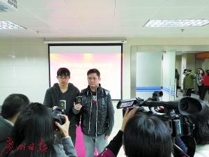 深圳首场网络预约出租汽车驾驶员从业资格考试，两人获网约车驾证。