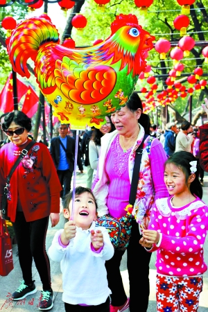 荔湾湖公园花团锦簇、人潮如织，一片新春佳节的气象。广州日报记者骆昌威 实习生张帆 摄