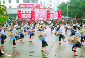 珠海斗门民间艺术巡游活动往年盛况。 　　广州日报记者陈治家摄