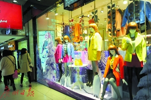 遇到温暖的冬天，厚冬衣卖不动了。广州日报记者王燕 摄(资料图片)