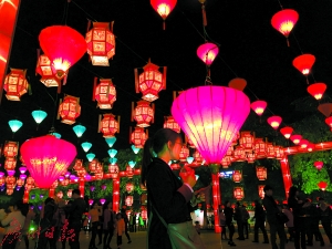 东莞洪梅花灯色彩艳丽，夜景迷人。 　　广州日报记者刘满元摄