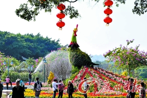 以粤绣经典“丹凤朝阳”为蓝本的大型花景十分抢眼