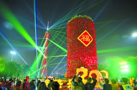 花城广场南广场安放了由上千盆金桔组成的高达13米的迎春吉祥树。街坊争相拍照。广州日报记者邵权达 摄