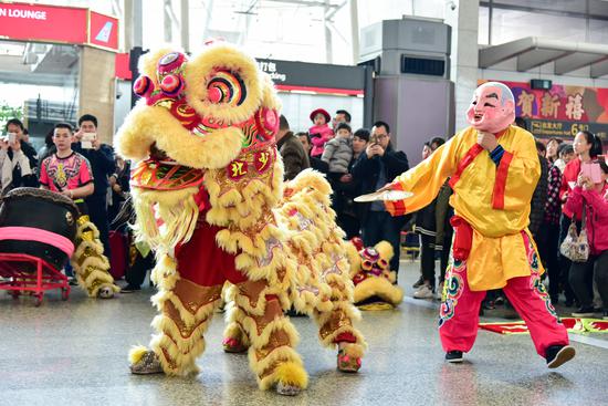 醒狮是地道的广东省汉族民间舞蹈，是融武术、舞蹈、音乐等为一体的文化活动。