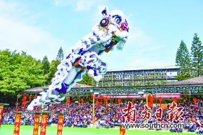 大年初二，深圳锦绣中华·民俗村内人潮涌动，今年的春节大庙会除了传统年俗、民族风情等活动，还主打民间非遗绝技表演。图为舞狮表演受到游客阵阵喝彩。南方日报记者 鲁力 通讯员 王文龙 韦旋 摄