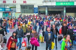 昨日下午，广州火车站出站口，大批旅客有序出站。广州日报全媒体记者苏俊杰 摄